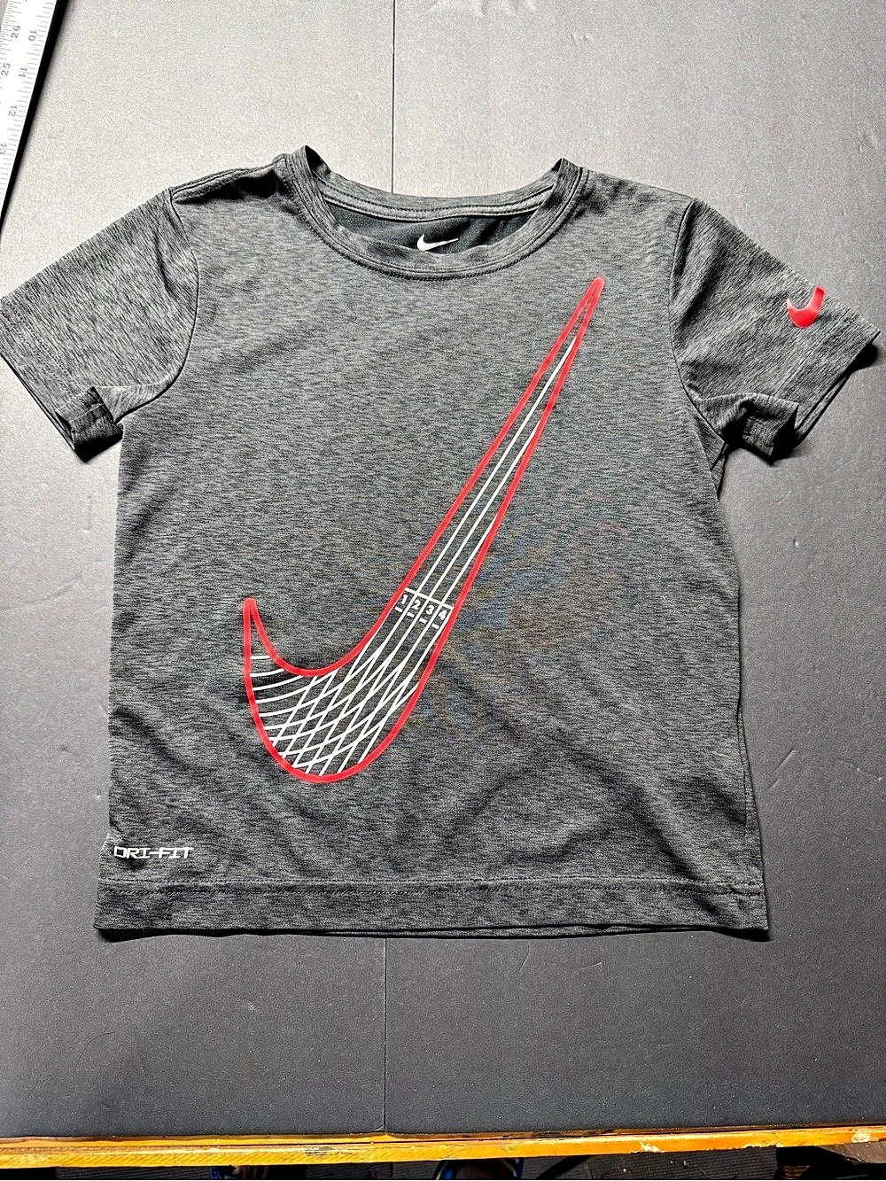 Nike Boys Dri-FIT Track Swoosh Graphic Tee Boys Medium Gray 1070
